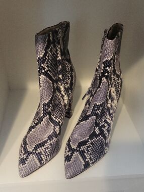 Marc Fisher Sz8 Python-Print Pointed Toe Zip up Ankle Boots in Grey Snake